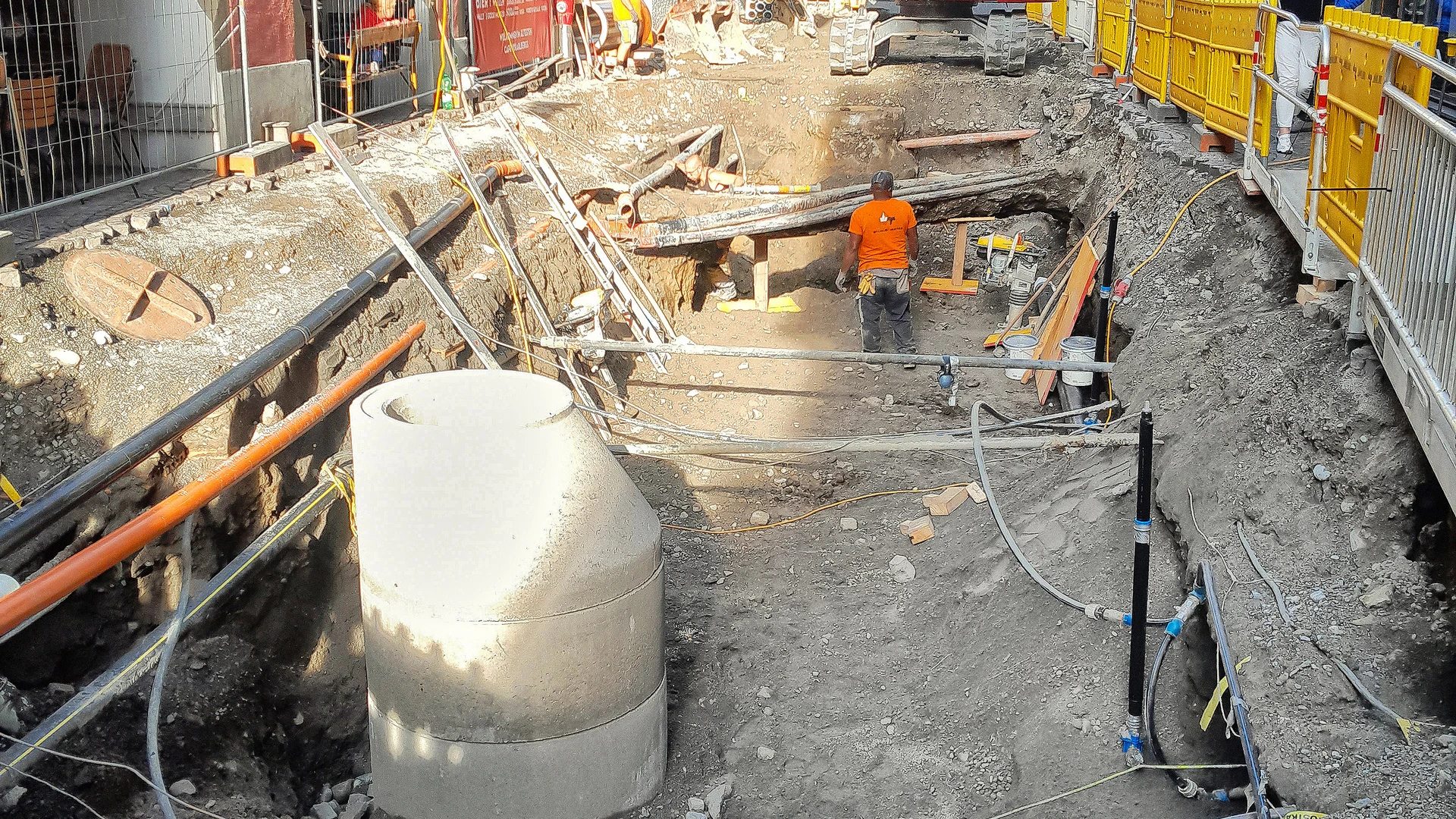 Ein Arbeiter der Abteilung Tiefbau von Wilhelm Mayer steht in einer Baugrube, mitten in der Feldkircher Altstadt. Dort werden die Kanalisation und verschiedene Leitungen erneuert.