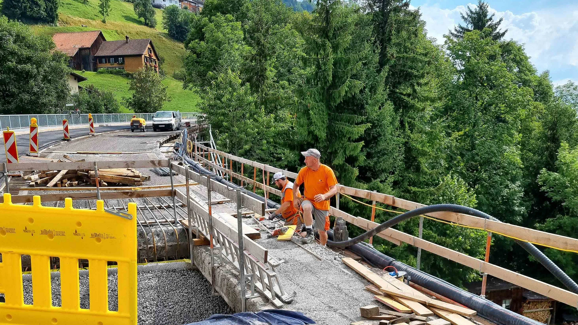 Arbeiter von Wilhelm-Mayer bei der Instandsetzung der Florbachbrücke in Thüringerberg.