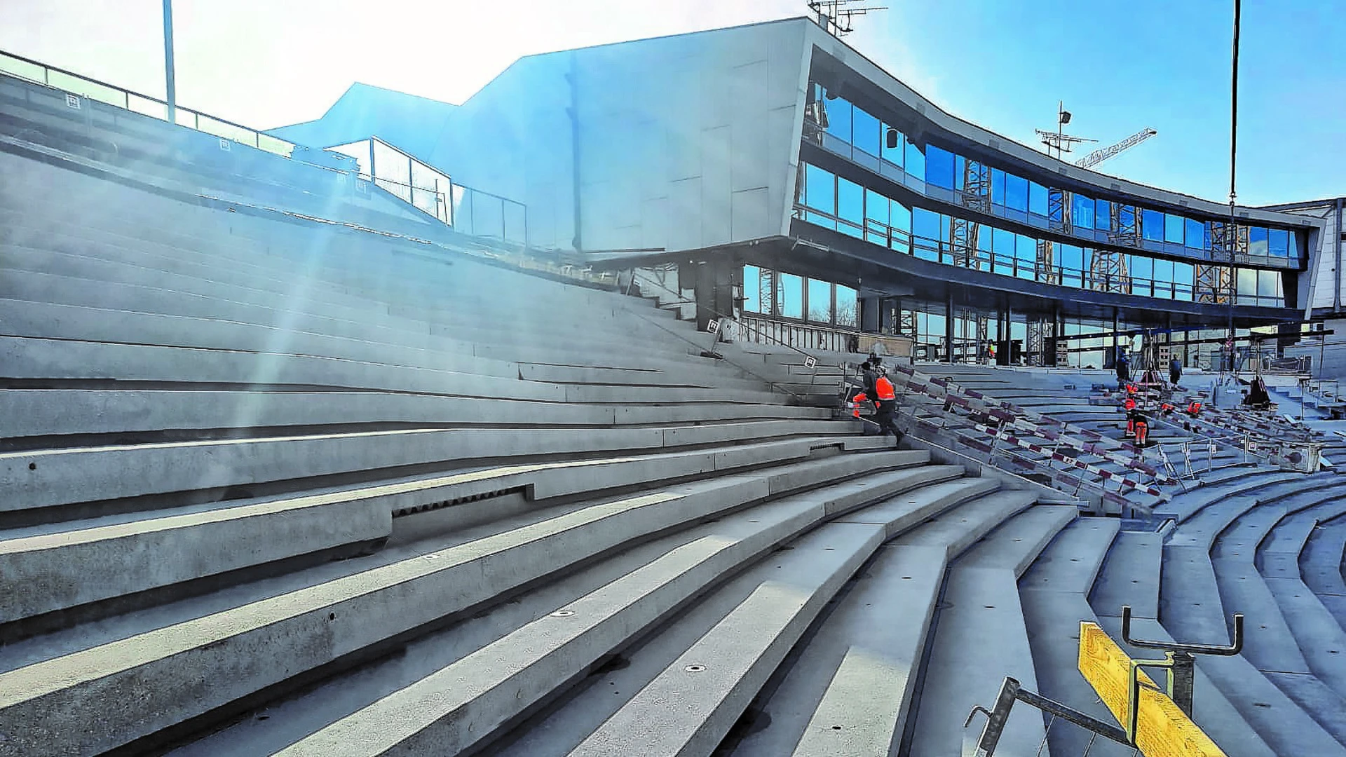 Baustelle Bregenzer Festspiele: Neue Tribünenelemente aus Beton werden eingebaut.