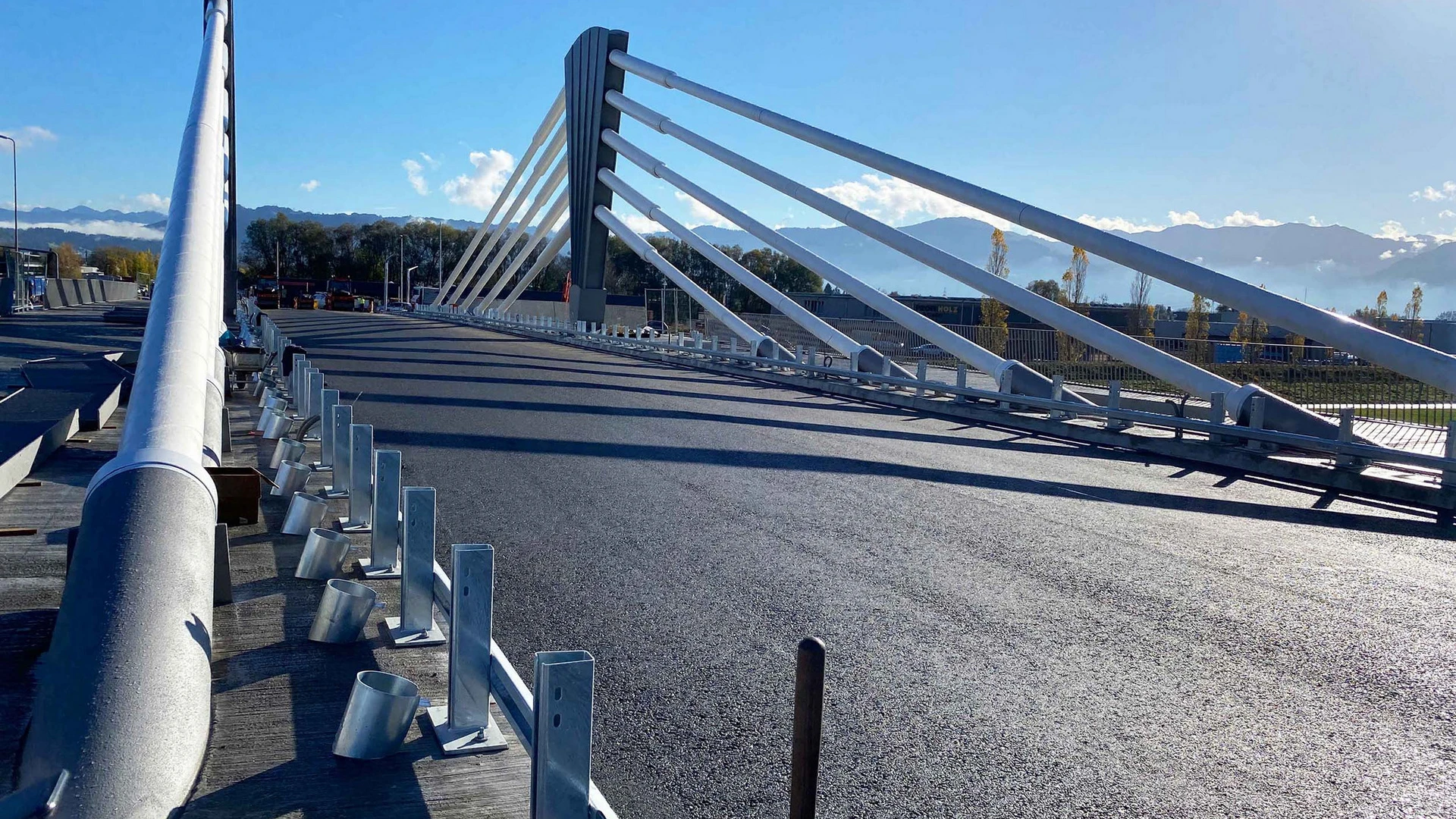 Blick auf die neu asphaltierte Fahrbahn der Rheinbrücke Hard-Fußach.