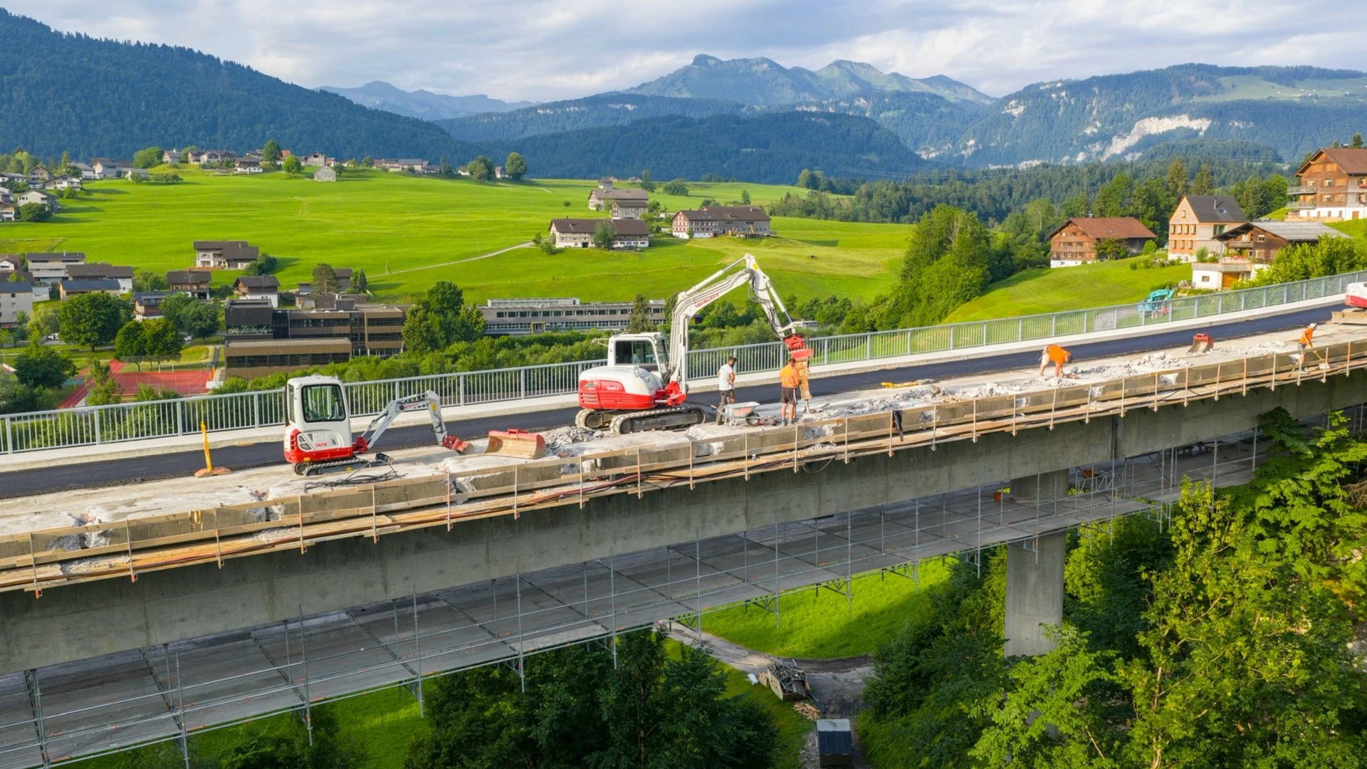 Generalinstandsetzung Fluhbrücke, Egg: Drohnenaufnahme von der Seite auf Schremmarbeiten.