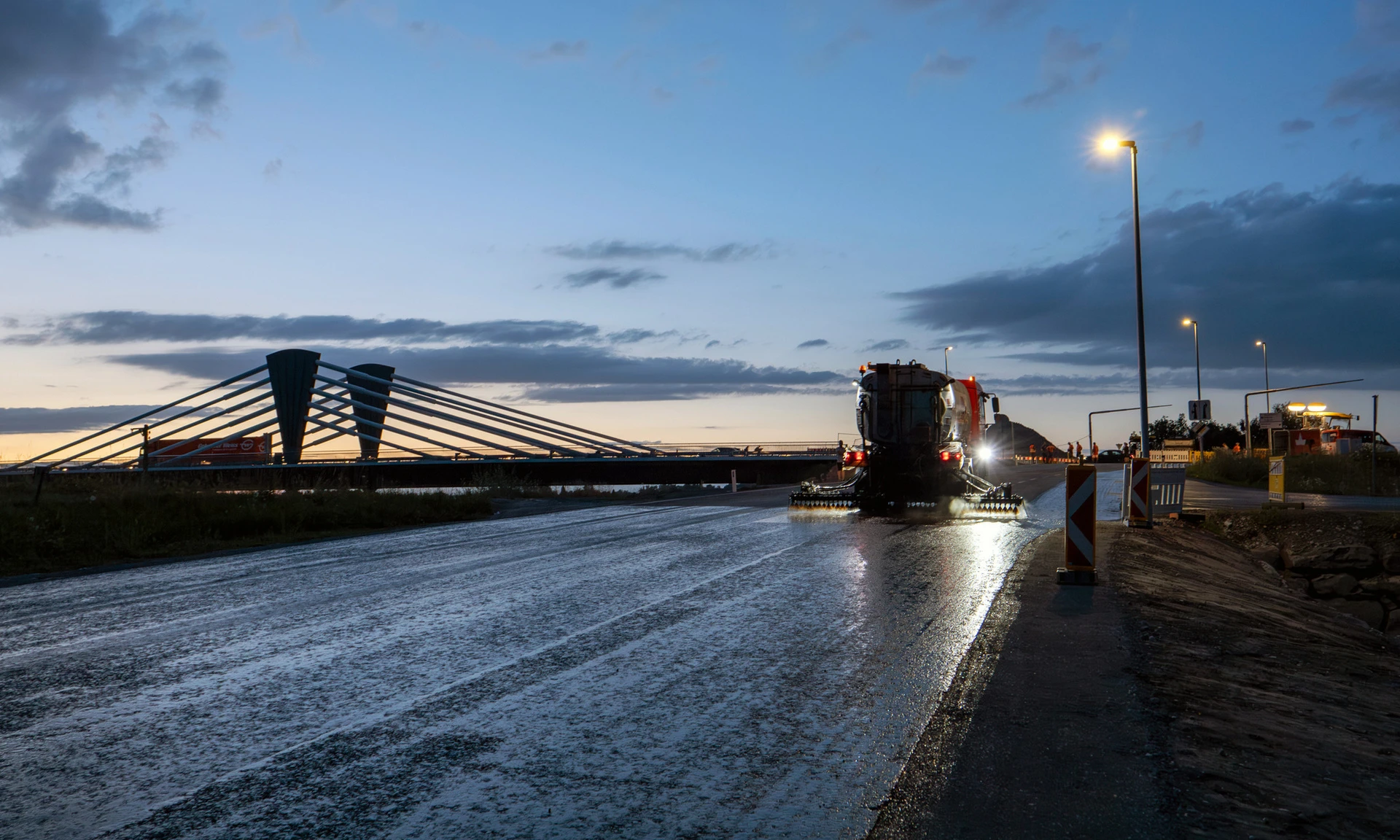 Asphaltierarbeiten in den Abendstunden im Bereich der Rheinbrücke zwischen Hard und Fußach.