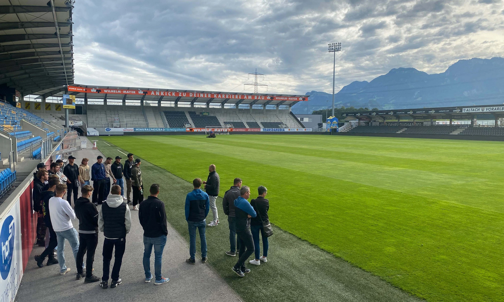 Ausflug der Lehrlinge von Wilhelm-Mayer mit Stadionbesichtigung beim SCR-Altach.