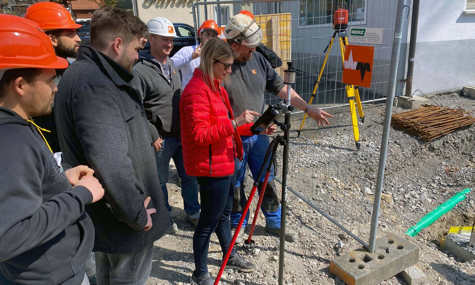 Bauvermessungskurs für die Lehrlinge von Wilhelm-Mayer vor Ort bei der Baustelle der Wohnanlage Götzis Zollwehr.