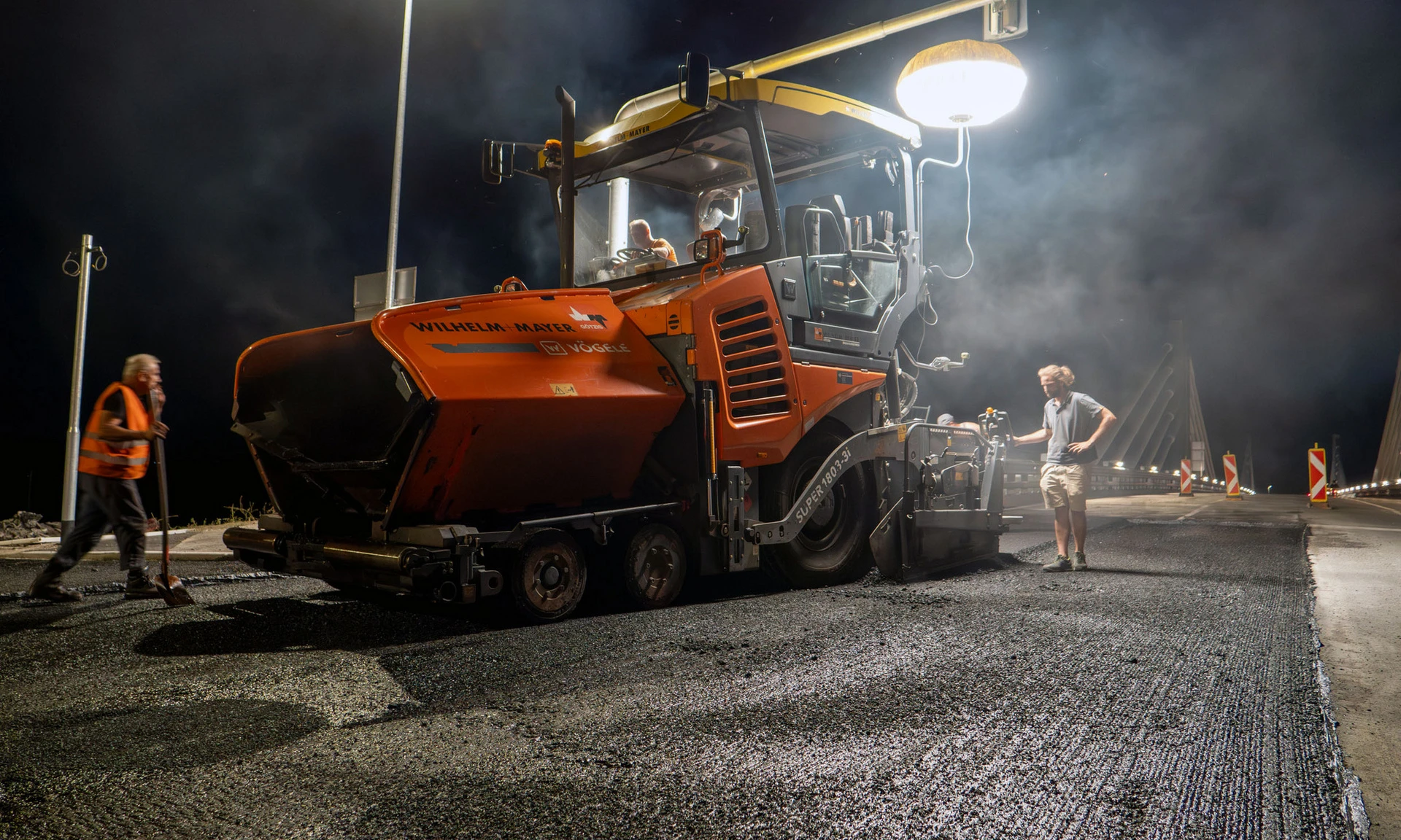 Asphaltierarbeiten in der Nacht im Bereich der Rheinbrücke zwischen Hard und Fußach.