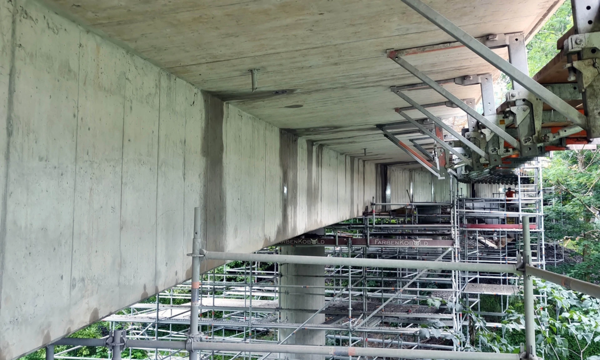 Gerüst unter der sanierungsbedürftigen Florbachbrücke in Thüringerberg.