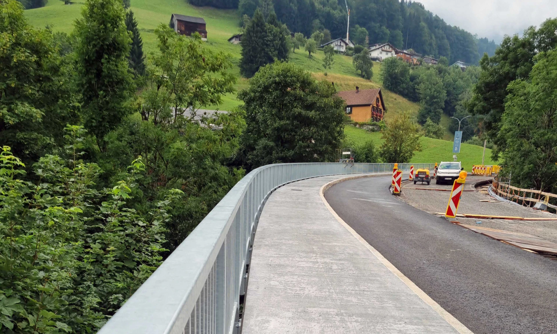 Sanierte Fahrbahn der Florbachbrücke in Thüringerberg.