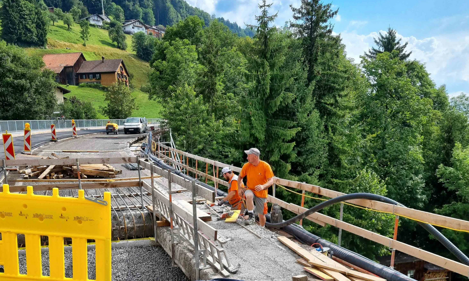 Arbeiter von Wilhelm-Mayer auf der sanierten Florbachbrücke in Thüringerberg.