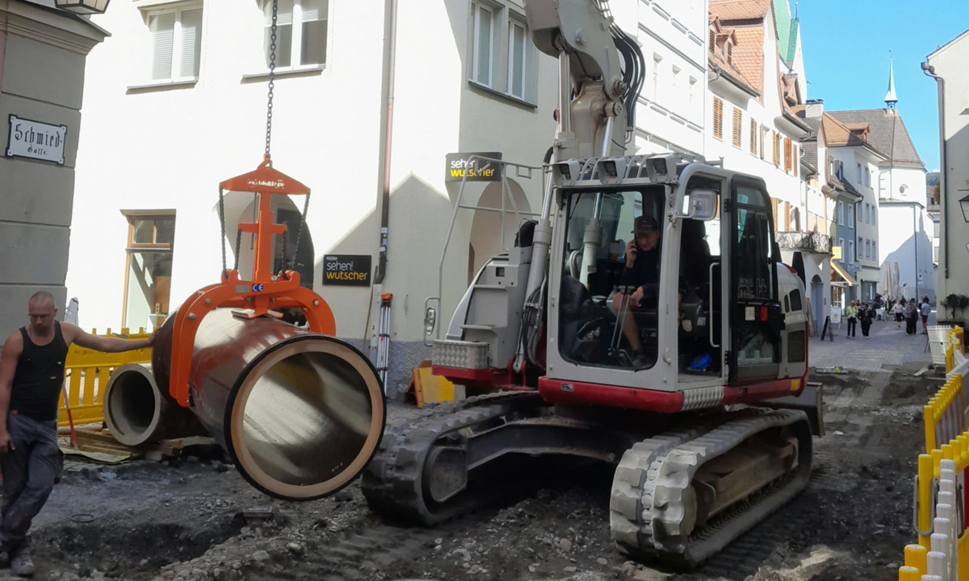 Bagger im Einsatz bei der umfassenden Sanierung und Erweiterung der Infrastruktur in Feldkirchs Altstadt.