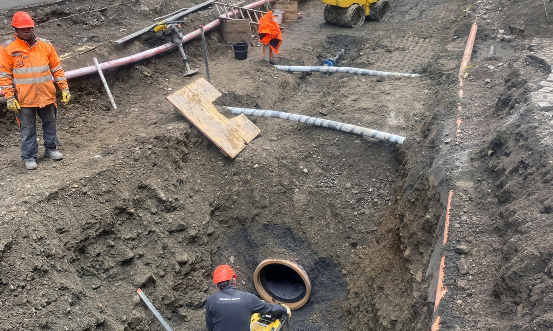 Zwei Arbeiter in Aktion bei der Erneuerung der Kanalisation in Feldkirchs Altstadt.