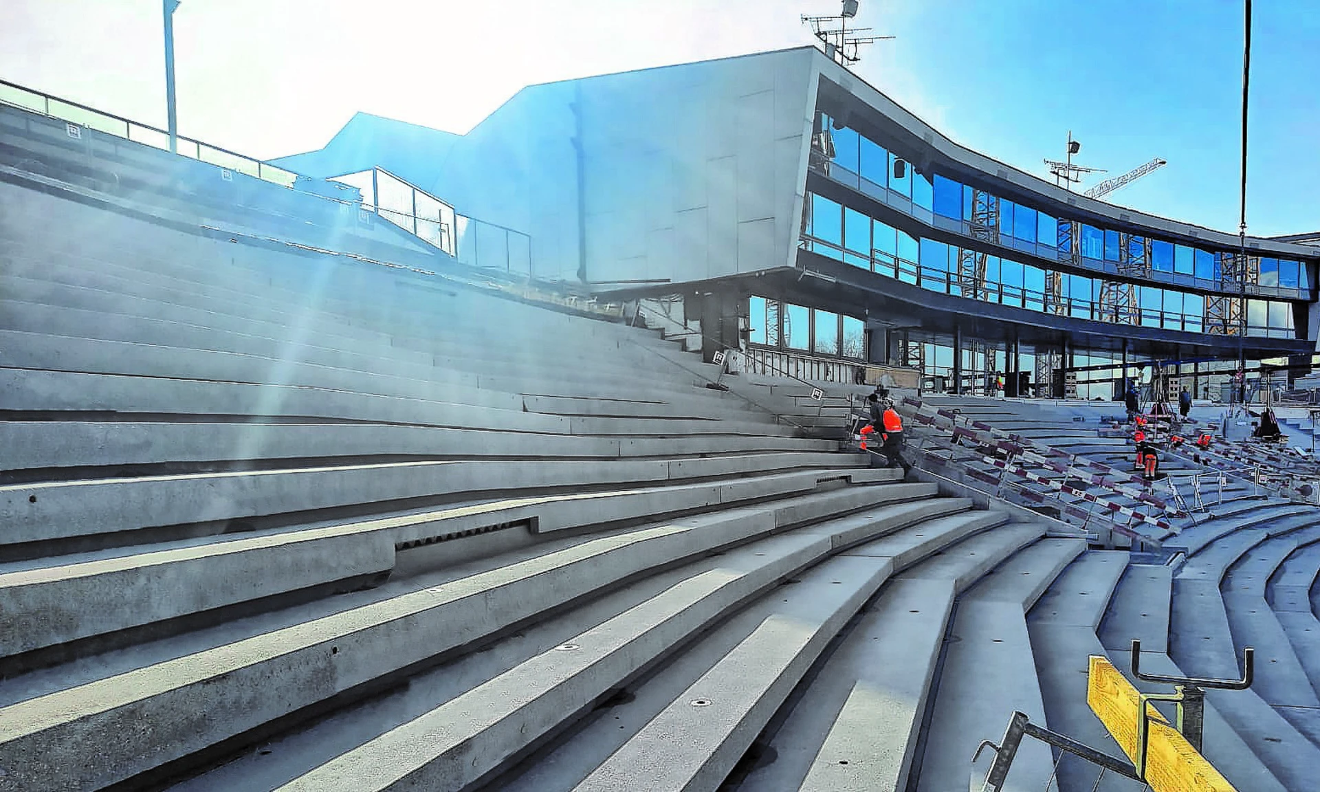 Baustelle Bregenzer Festspiele: Neue Tribünenelemente aus Beton werden eingebaut.