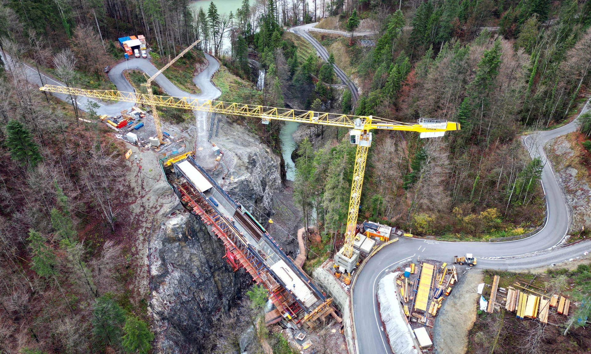 Neubau Rappenlochbrücke: Ansicht von oben auf Fahrbahnaufbau.