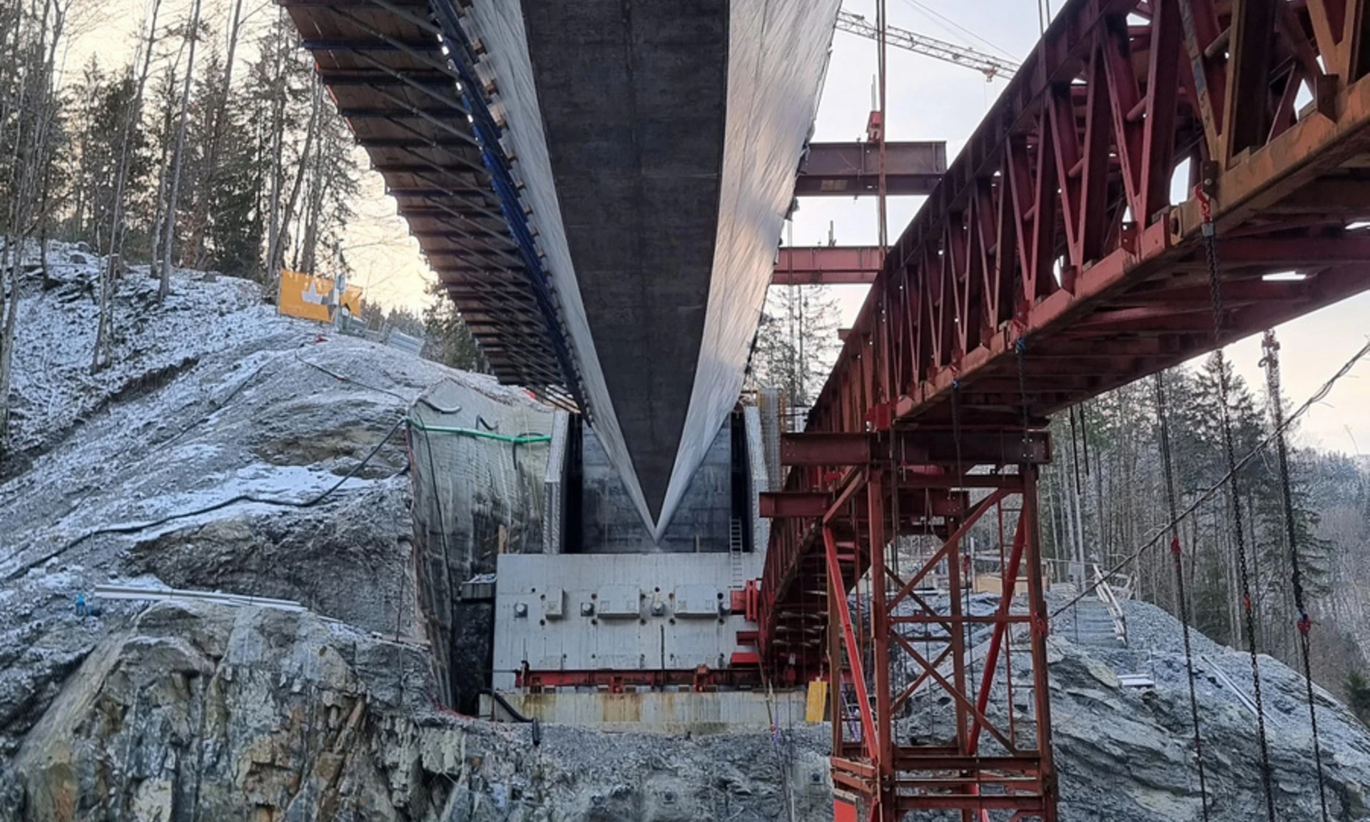 Neubau Rappenlochbrücke: Ansicht von unten auf die fertig betonierte Brücke und den Ausbau des Lehrgerüstes.