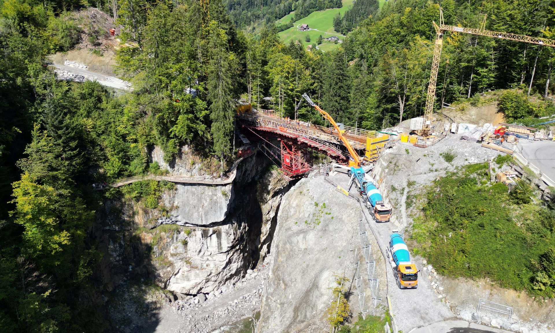 Neubau Rappenlochbrücke: Blick von oben auf Betonierarbeiten.