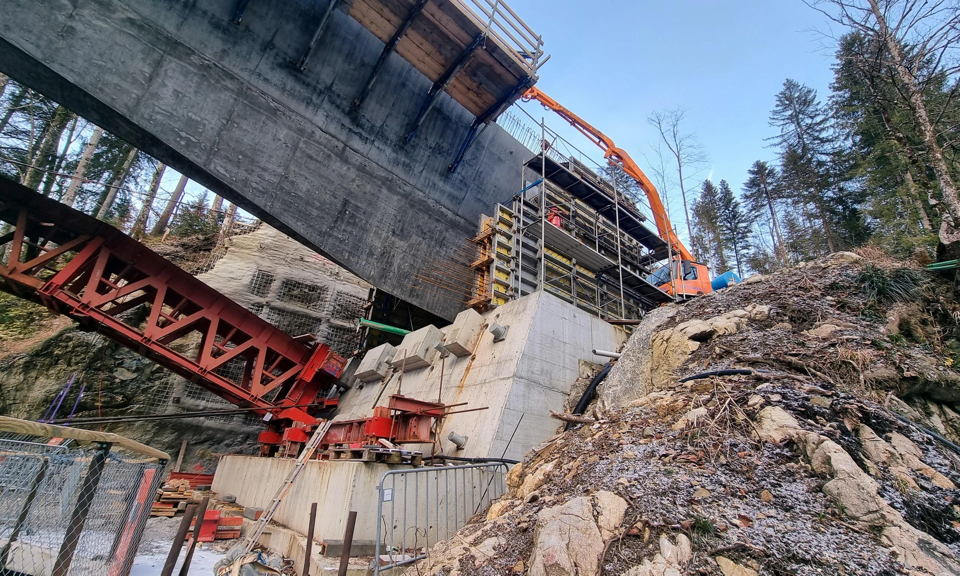 Neubau Rappenlochbrücke: Ansicht von unten auf Betonierarbeiten.