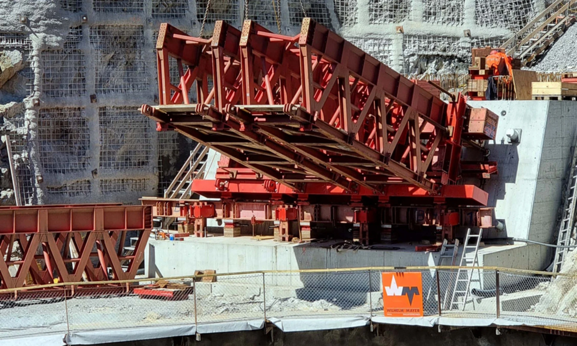 Neubau Rappenlochbrücke: Beginn Aufbau Lehrgerüst.