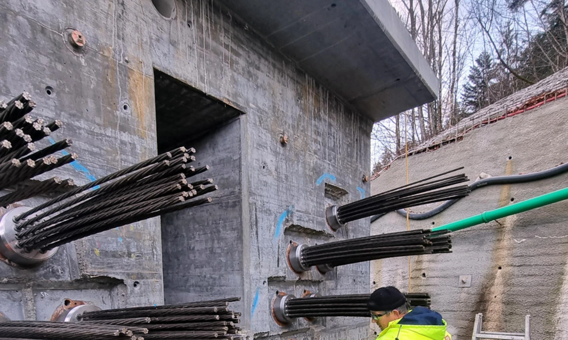 Neubau Rappenlochbrücke: Detailansicht Spannen der Litzen.