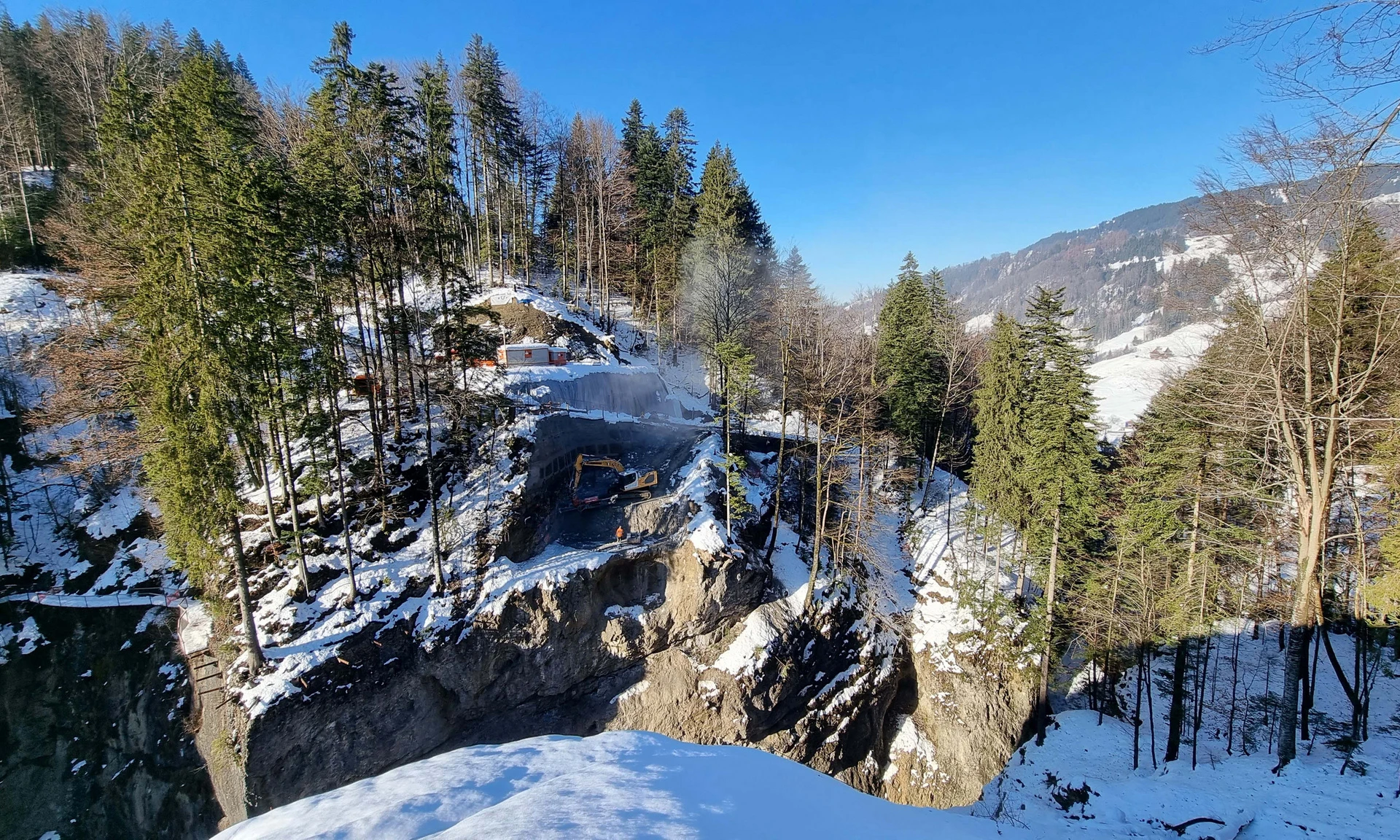 Beginn Neubau Rappenlochbrücke: Blick auf die Schlucht im Winter