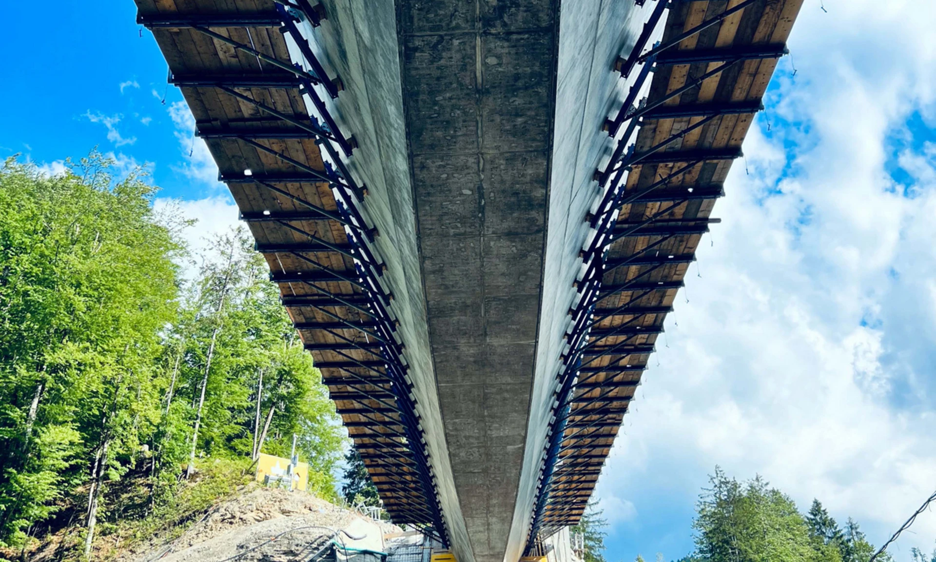 Neubau Rappenlochbrücke: Ansicht von unten auf fertiggestellte Brücke.