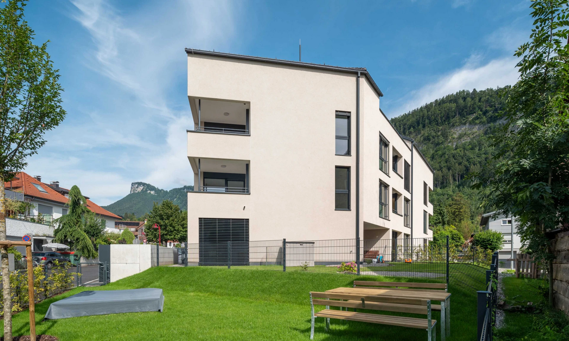 Außenansicht eines neuen Mehrparteienhauses von Wilhelm+Mayer in Götzis.