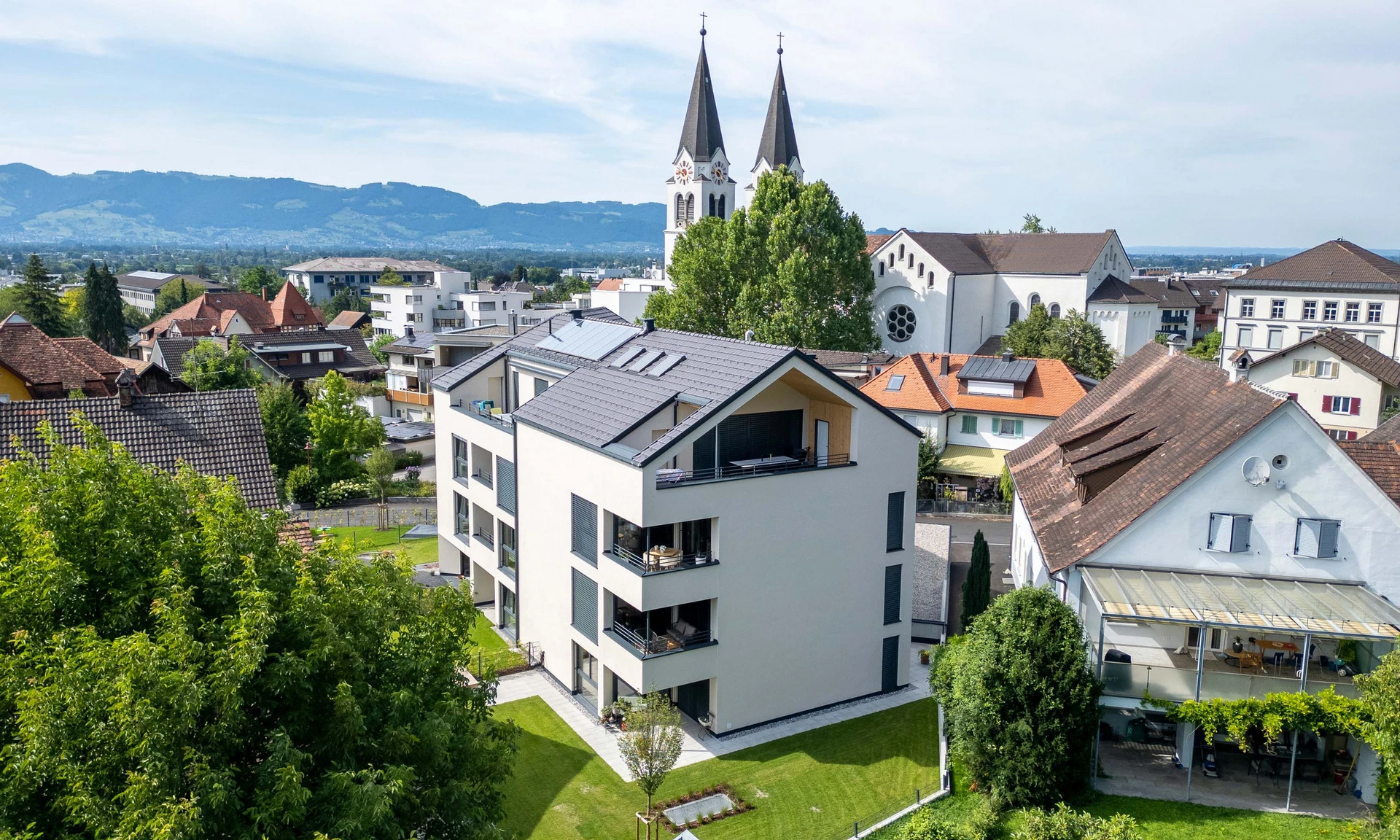 Luftaufnahme einer neuen Wohnanlage von Wilhelm+Mayer in Götzis.