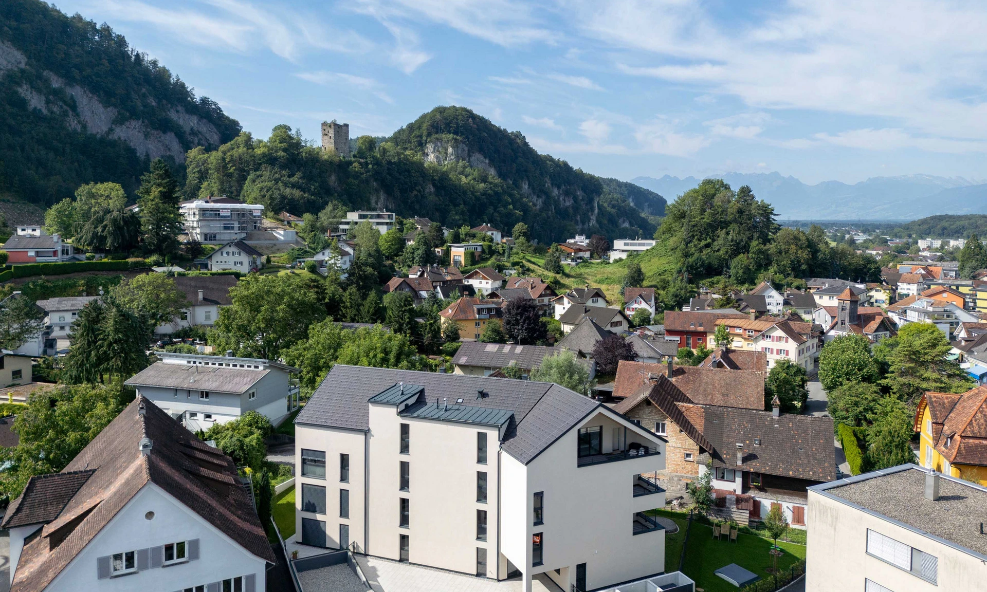 Luftaufnahme eines neuen Mehrparteienhauses von Wilhelm+Mayer in Götzis.