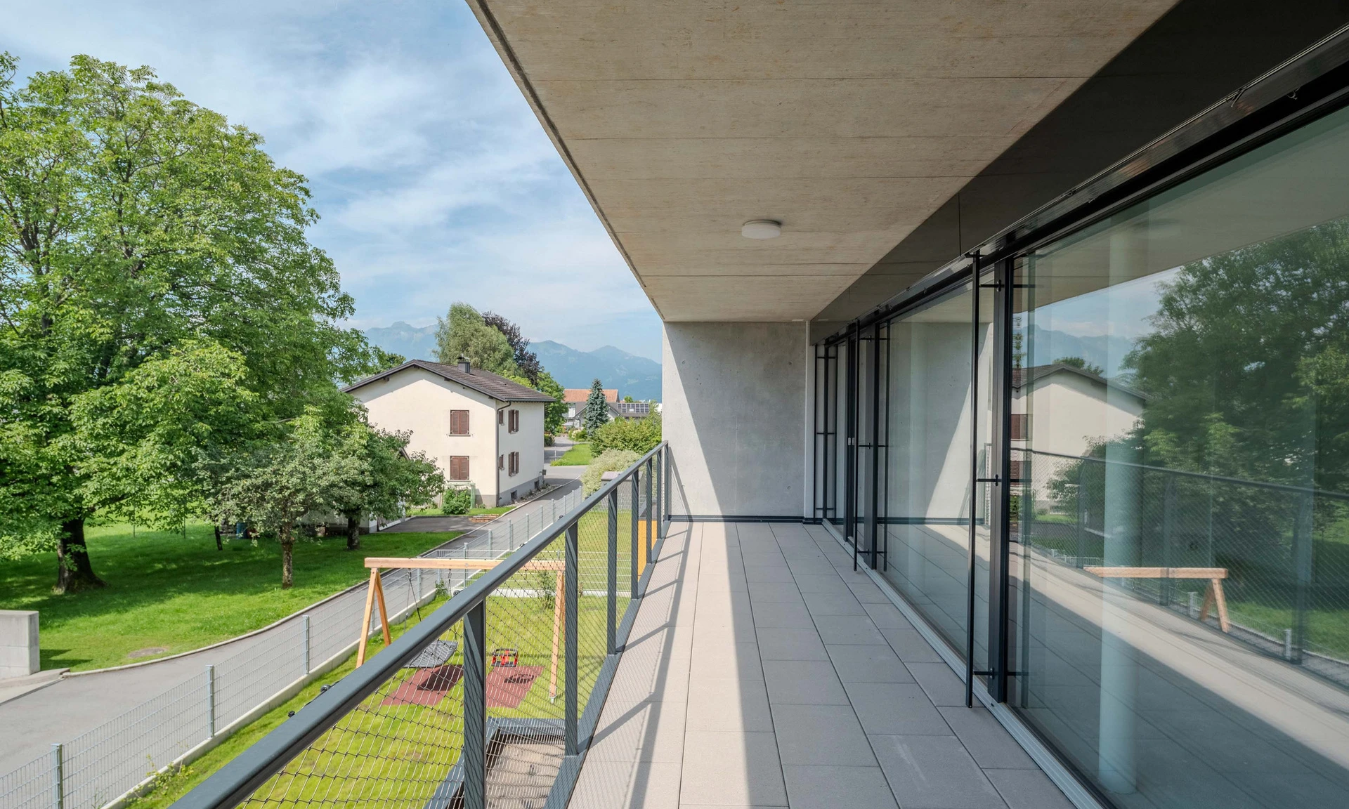 Balkon einer Wohnung in einer neuen Wohnanlage von Wilhelm+Mayer in Weiler.