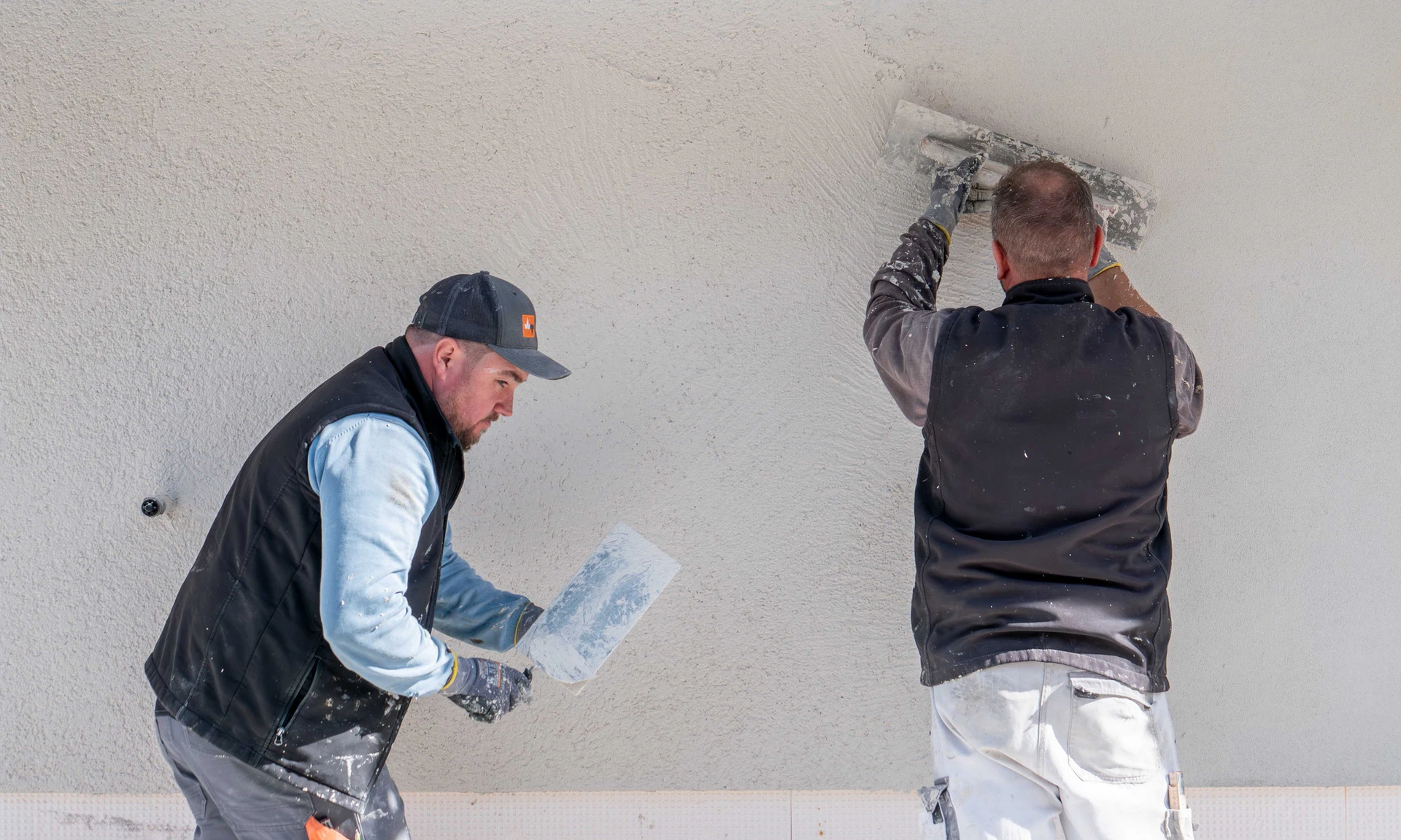 Verputzer von Wilhelm+Mayer bei der Arbeit an der Fassade