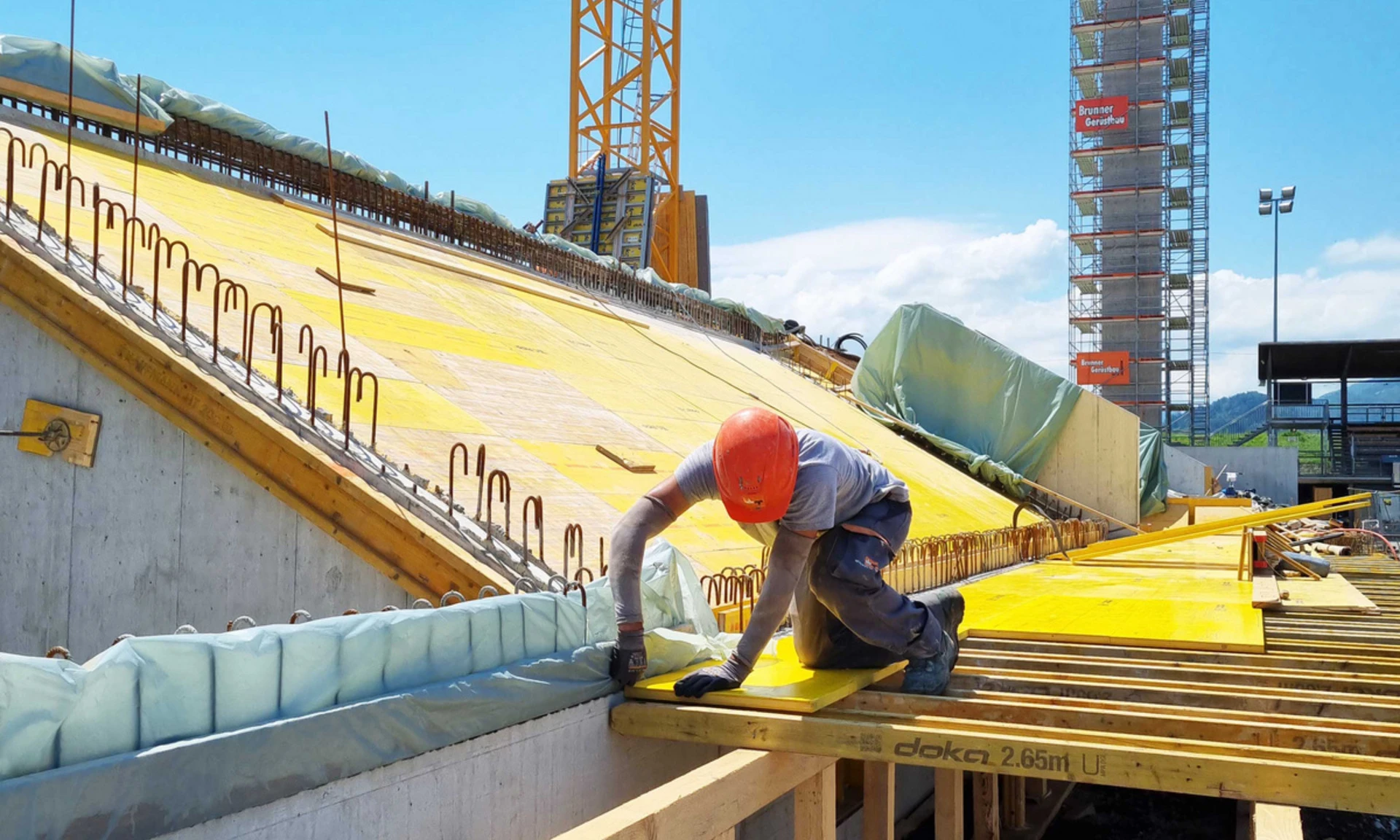 Neubau Reichshofstadion Lustenau: Arbeiten an der Schalung für die Südtribüne.