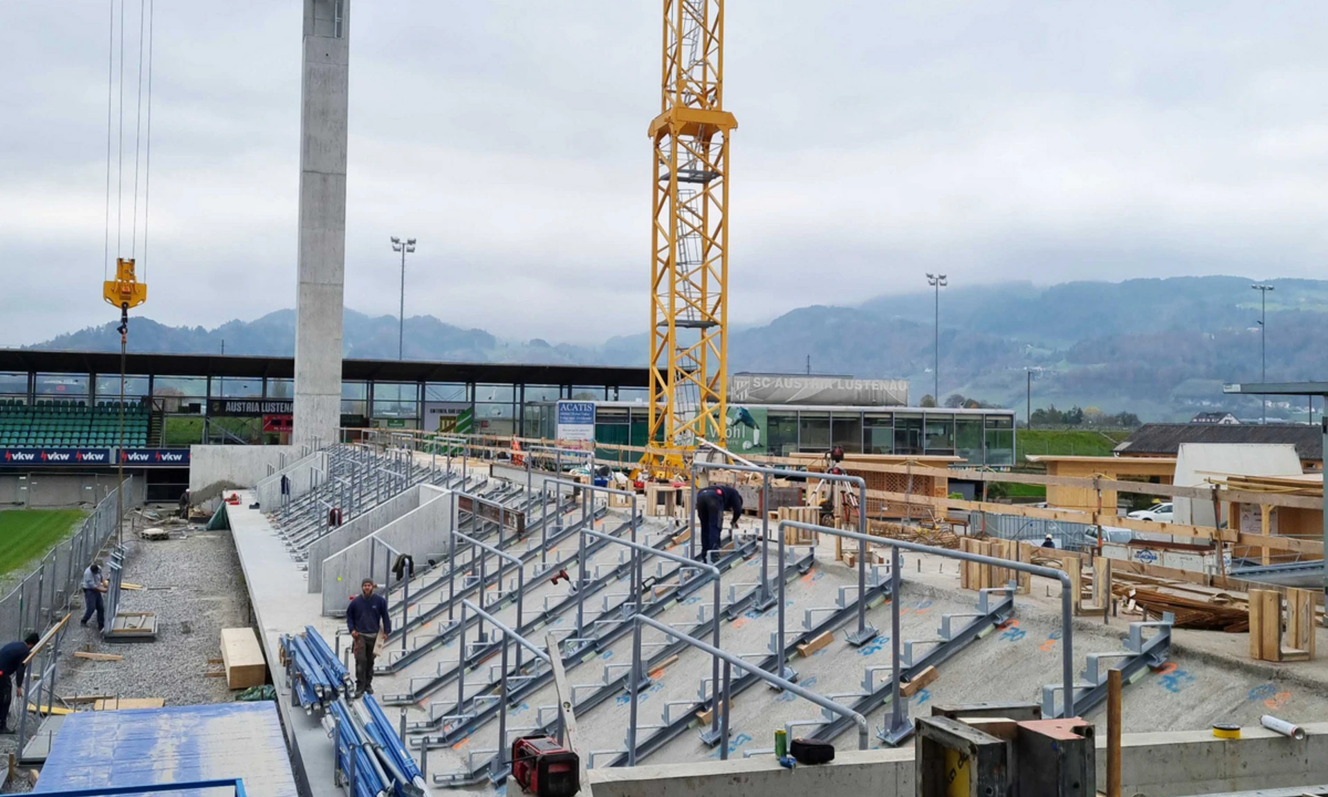 Neubau Reichshofstadion Lustenau: Aufbau Nordtribüne.
