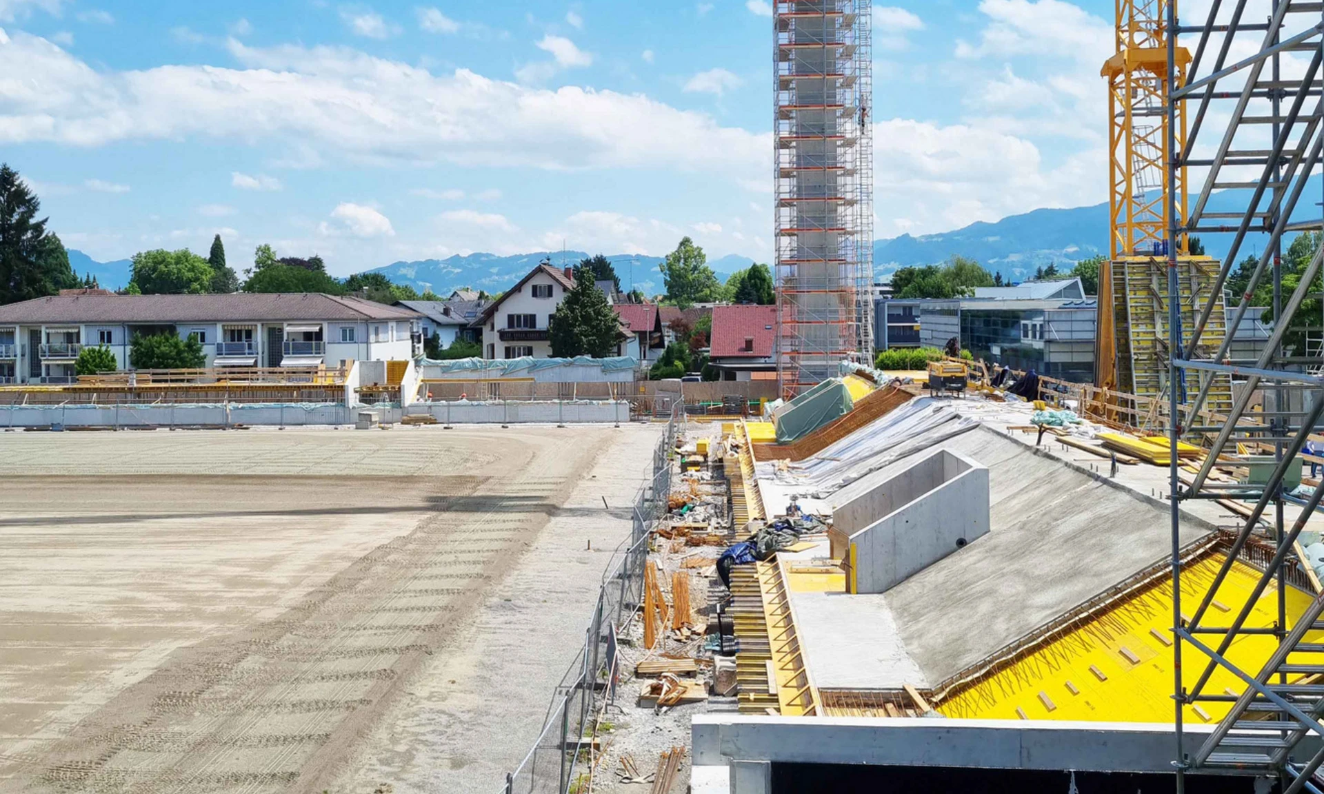 Neubau Reichshofstadion Lustenau: Blick auf teilweise betonierte Südtribüne.