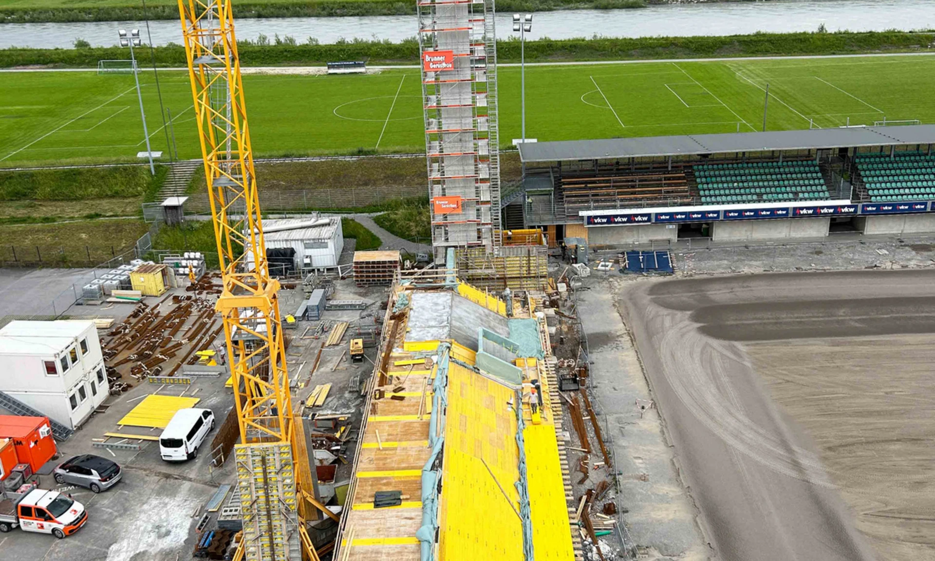 Neubau Reichshofstadion Lustenau: Blick von oben auf die Schalung der Südtribüne.