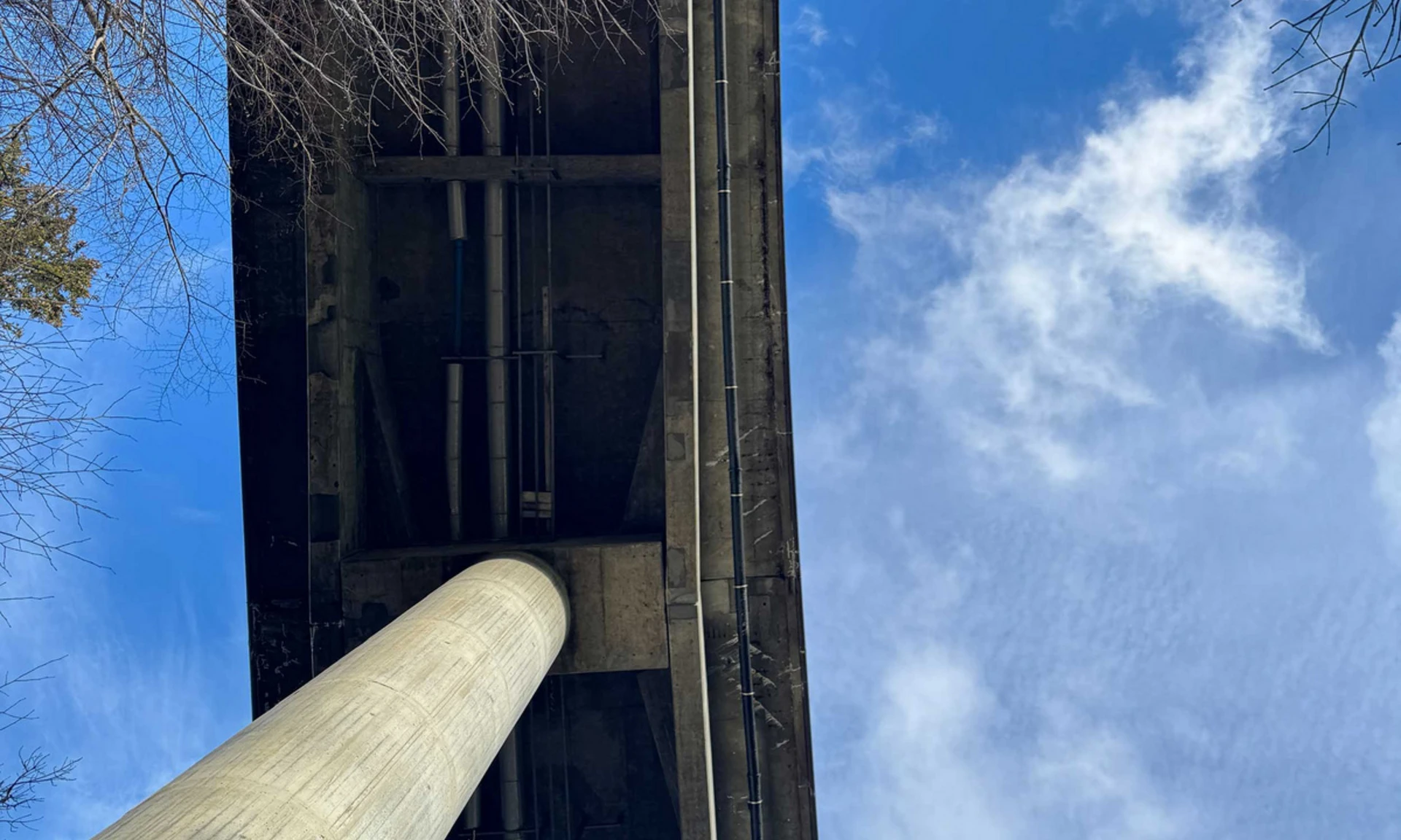 Ansicht von unten auf die Fluhbrücke in Egg mit Brückenpfeiler im Vordergrund.