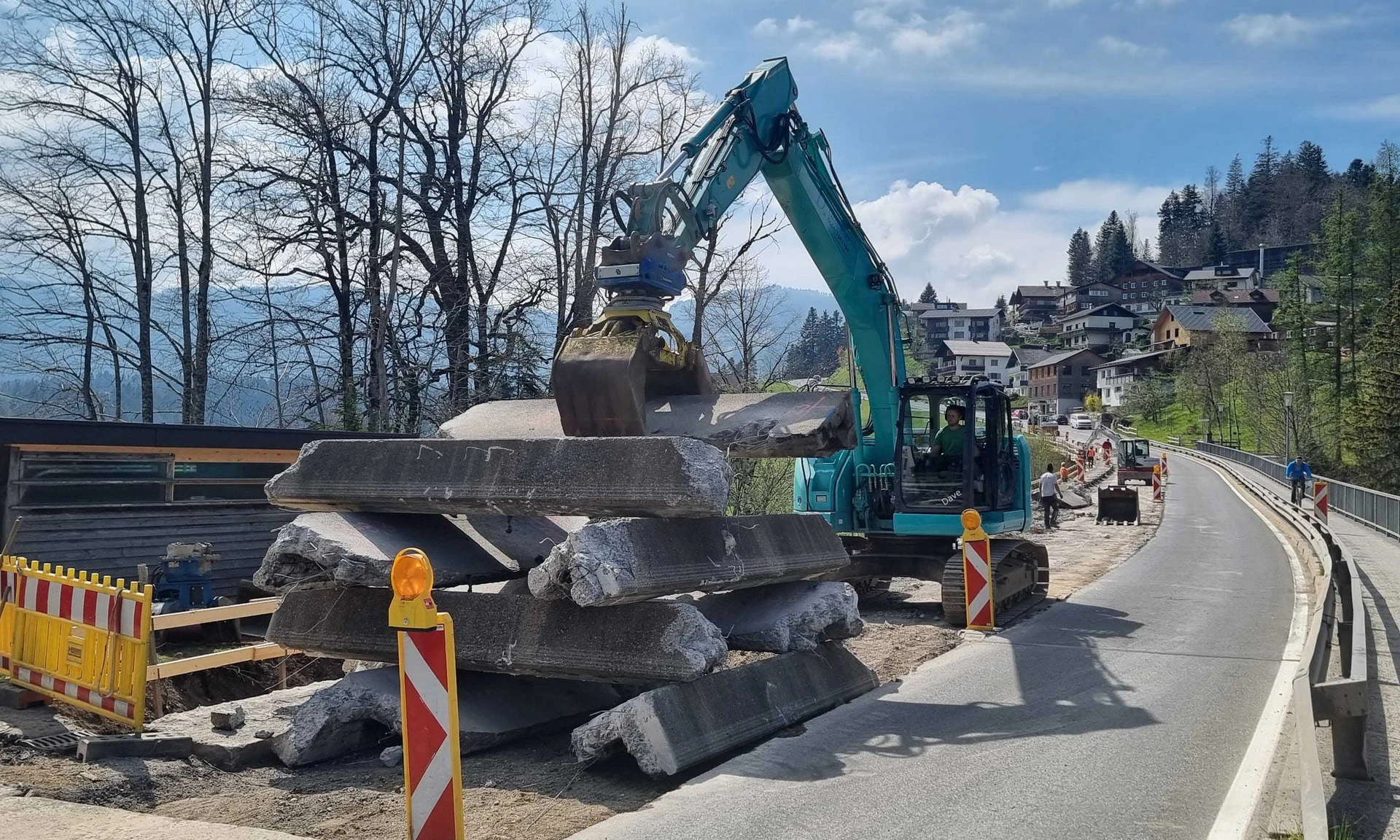Bagger während Sanierungsarbeiten von Wilhelm+Mayer auf der Fluhbrücke in Egg.