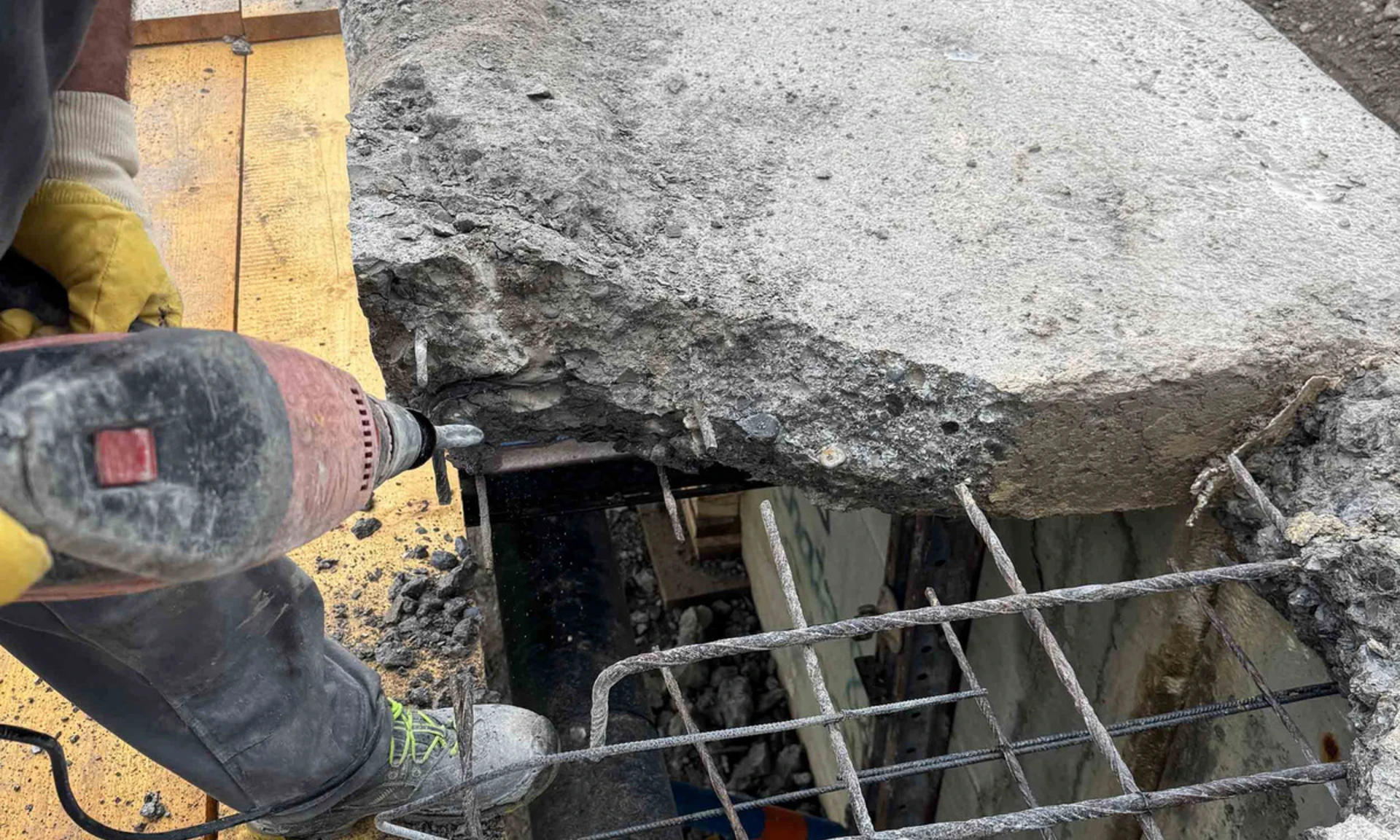 Schremmarbeiten während Generalinstandsetzung der Fluhbrücke in Egg.