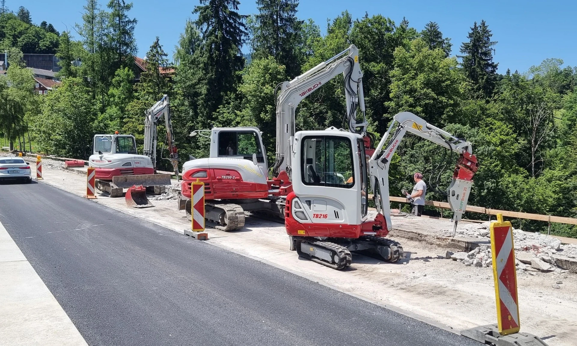 Generalsanierung Fluhbrücke, Egg: Blick auf drei Bagger bei Schremmarbeiten auf der rechten Fahrspur.