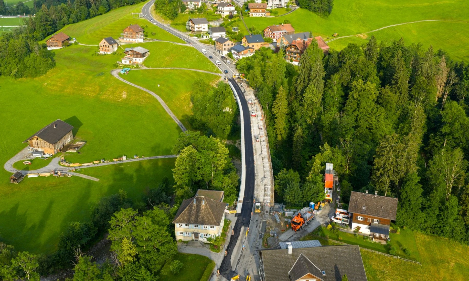 Generalsanierung Fluhbrücke, Egg: Drohnenaufnahme von oben auf die gesamte Brücke.