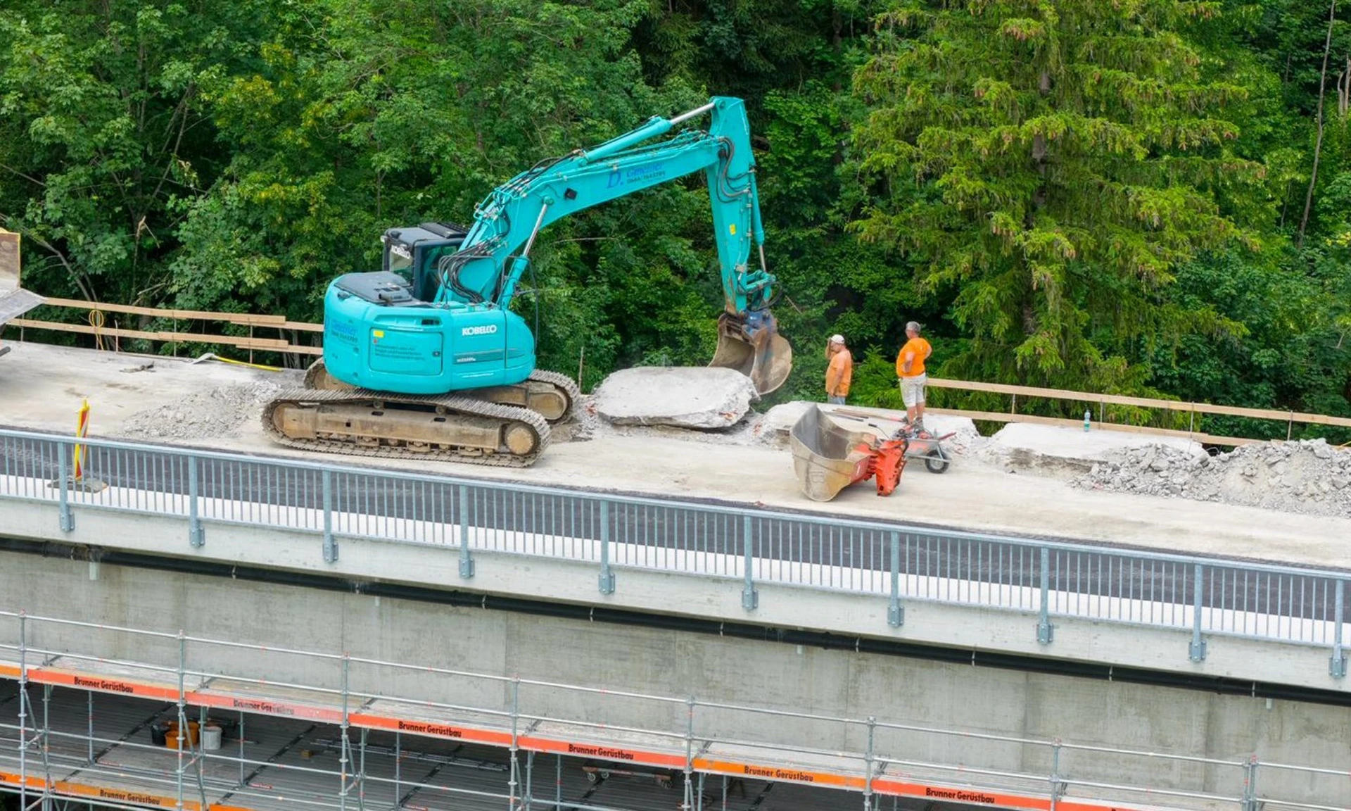 Generalinstandsetzung Fluhbrücke, Egg: Baggerarbeiten auf der Brücke.