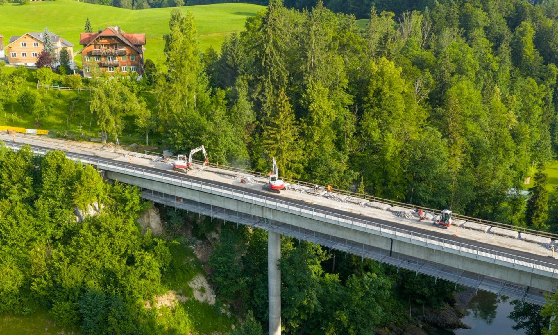 Generalinstandsetzung Fluhbrücke, Egg: Drohnenaufnahme von oben auf Baggerarbeiten auf der Brücke.