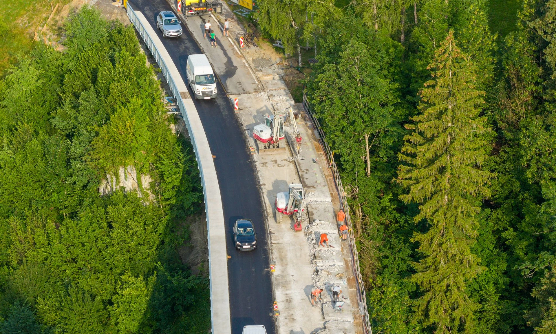 Generalinstandsetzung Fluhbrücke, Egg: Blick von oben auf zahlreiche Sanierungsarbeiten.