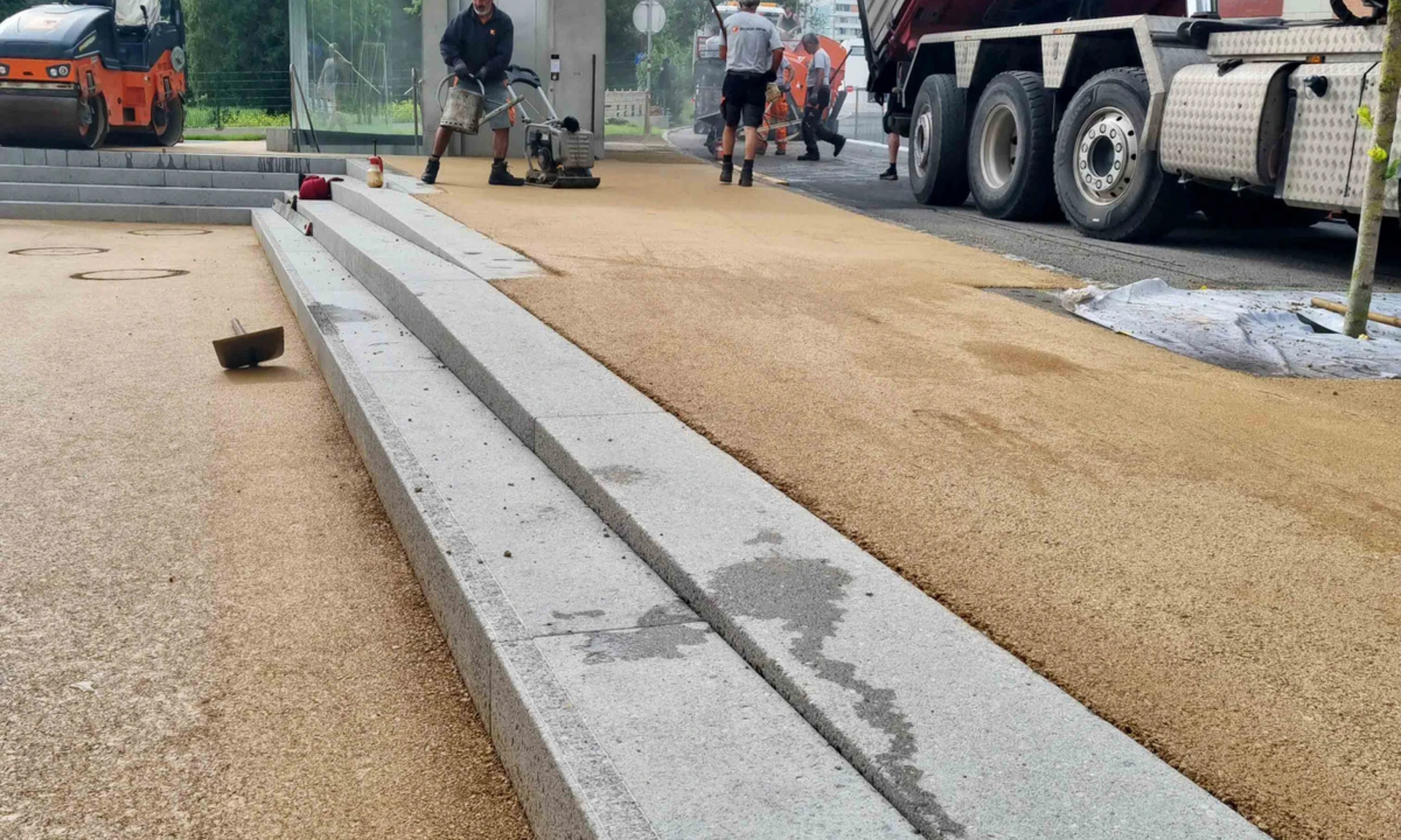 Asphaltierabreiten von Wilhelm+Mayer Bau am Garnmarkt in Götzis.