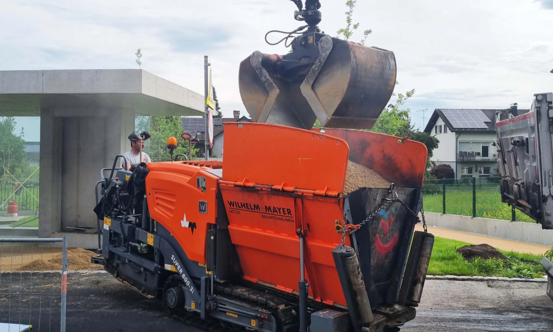 Beladen des Fertigers bei Asphaltierarbeiten Am Garnmarkt in Götzis.