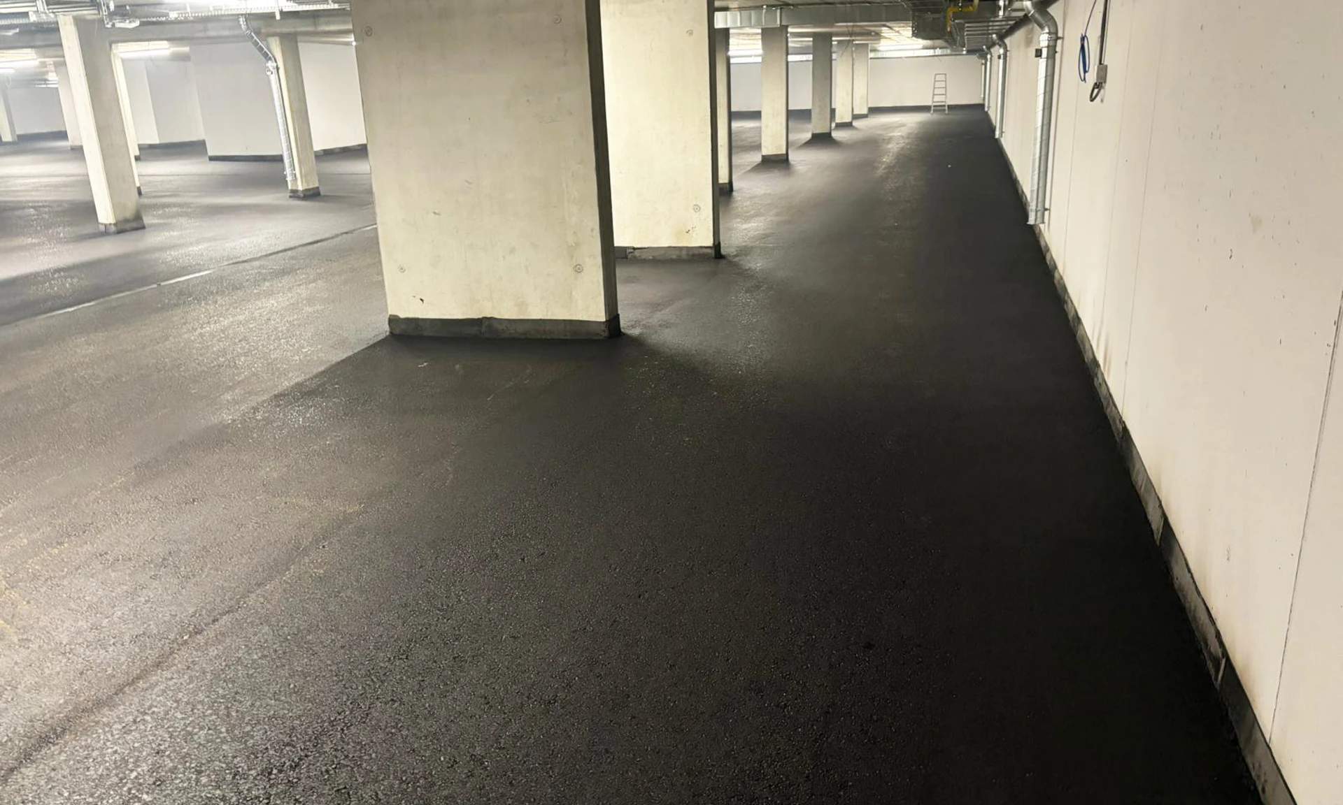 Neu asphaltiere Tiefgarage in Gebäudekomplex Am Garnmarkt 17.