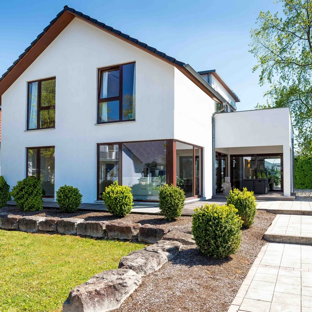 Blick auf ein Einfamilienhaus mit Garten