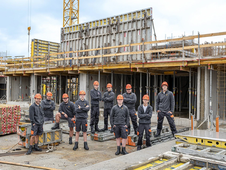 Foto der neuen Lehrlinge die im Herbst 2025 ihre Ausbildung in der Wilhelm+Mayer Gruppe begonnen haben.